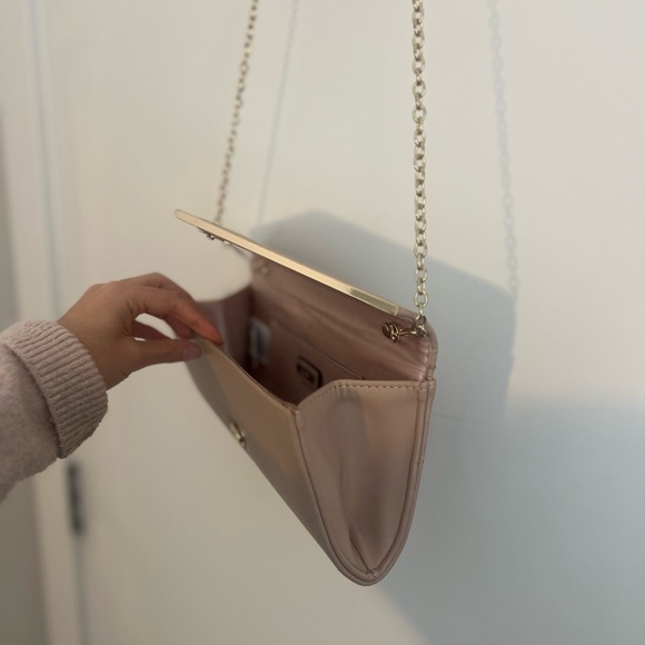 ALDO Side Bag w/ gold accent and chain - Picture 3 of 4